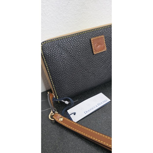 NEW Dooney & Bourke Pebble Grain Big Zip Around Wristlet  Wallet Clutch Black